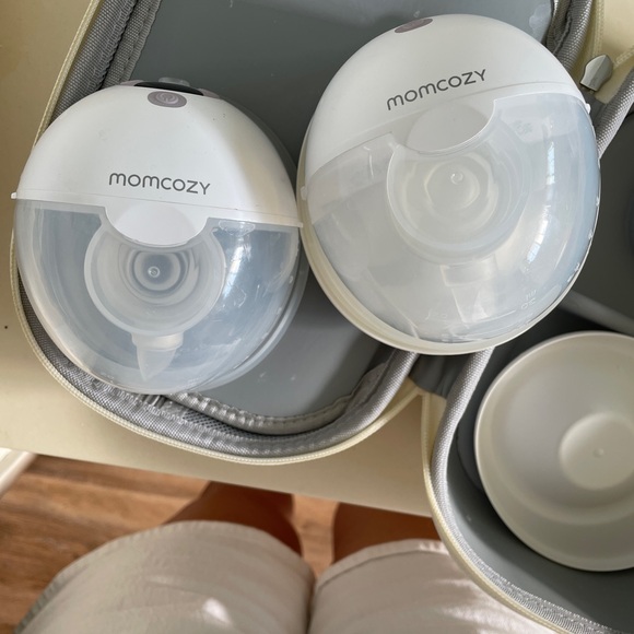 Momcozy White breast pump with case - Picture 5 of 9